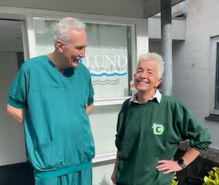 Cheflæge Carsten Bruun og Marianne Quorp Kjærgaard foran Privathospitalet Kollund