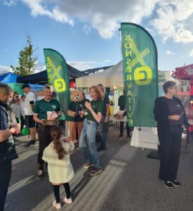 Hygge ved den konservative stand ved havnen