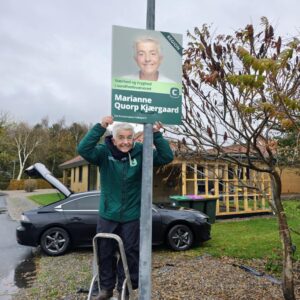 Marianne Quorp Kjærgaard hænger sin første valgplakat op