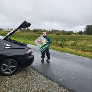 Marianne Quorp Kjærgaard hænger sin første valgplakat op