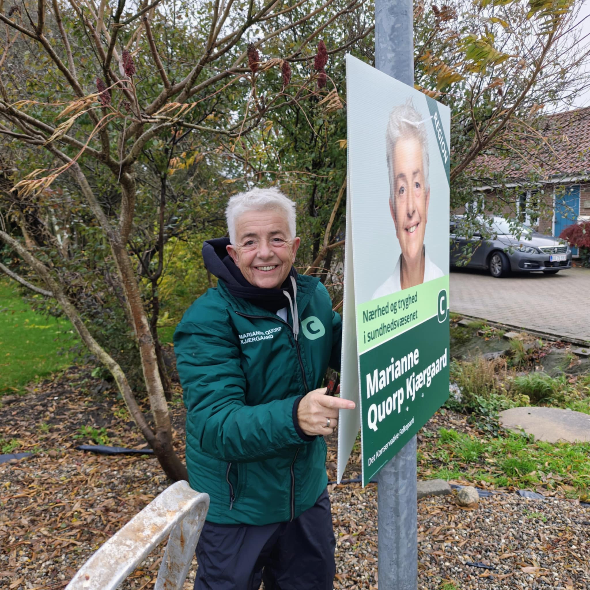 Marianne Quorp Kjærgaard hænger sin første valgplakat op