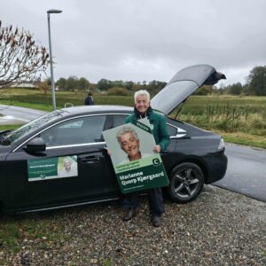 Marianne Quorp Kjærgaard hænger sin første valgplakat op