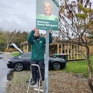 Marianne Quorp Kjærgaard hænger sin første valgplakat op