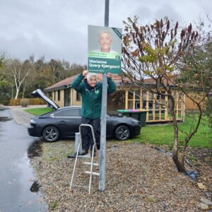 Marianne Quorp Kjærgaard hænger sin første valgplakat op