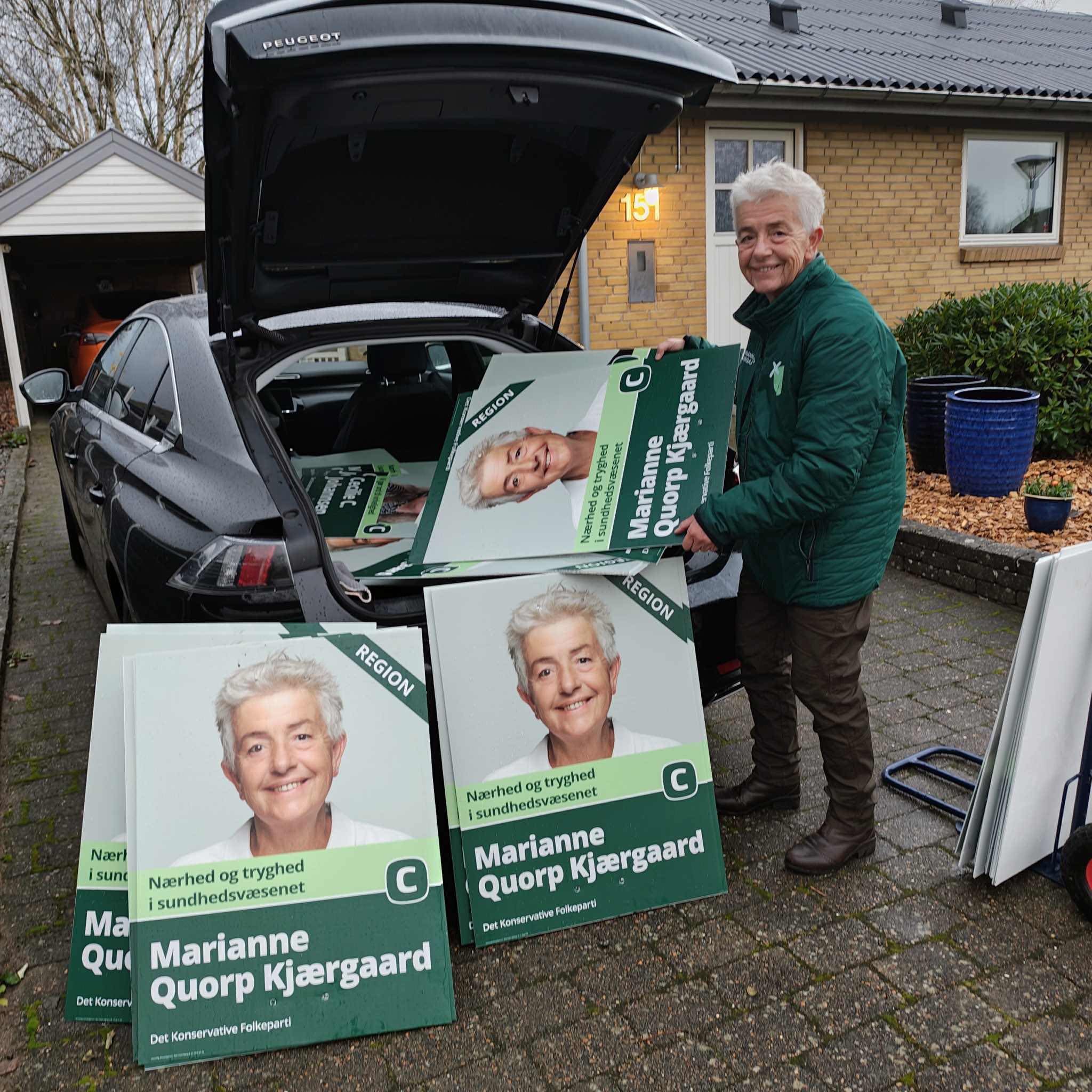 Marianne pakker valgplakater væk